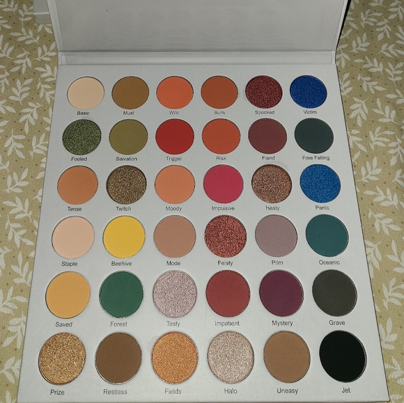 Makeup bundle. - Picture 2 of 7